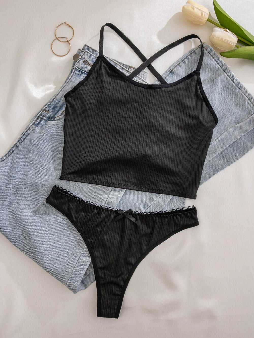 Conjunto de lencería negra acanalada con espalda cruzada modelado
