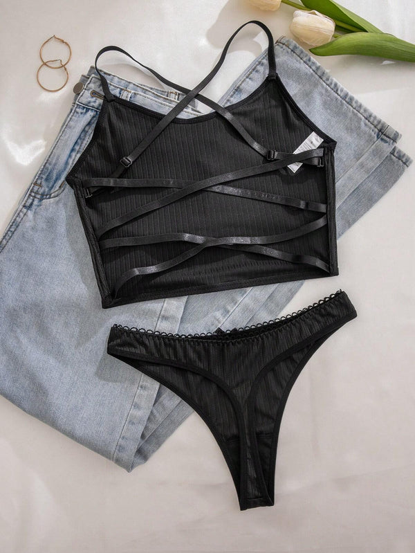 Conjunto de lencería negra acanalada con espalda cruzada vista posterior
