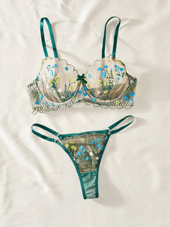 Conjunto De Lencería Verde Bordado Floral con sujetador con aro y tanga a juego.