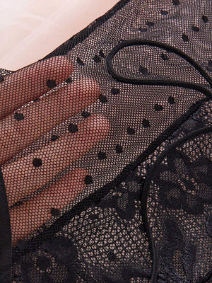 Vista posterior del negligé de encaje negro transparente sexy