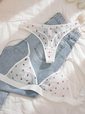Detalle del estampado de fresas en lencería blanca.