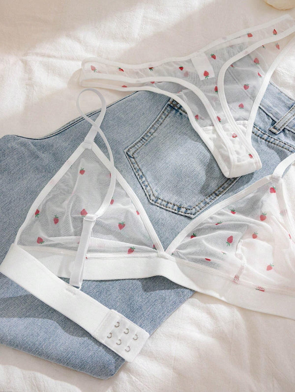 Conjunto completo de lencería blanco con diseño dulce y moderno.