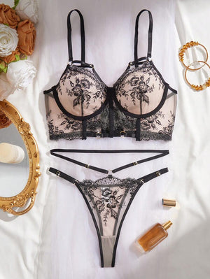 Primer plano de la panty tipo tanga con bordado floral a juego y tiras decorativas en la cadera.