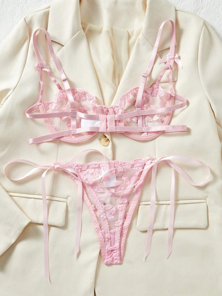 Conjunto sexy rosa con encaje bordado sobre saco beige, vista frontal.