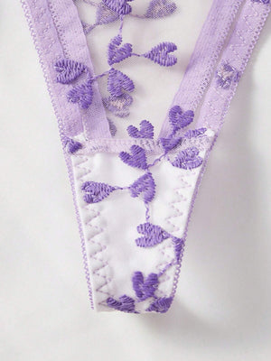 Detalle de la tanga bordada en morado