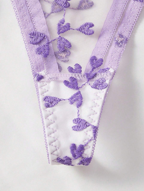 Detalle de la tanga bordada en morado