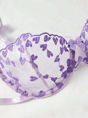 Detalle del sujetador con bordado floral en morado