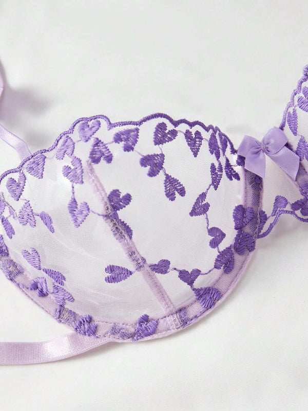 Detalle del sujetador con bordado floral en morado
