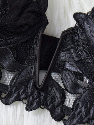 Vista lateral del conjunto de lencería negro mostrando la transparencia del tejido y el bordado.