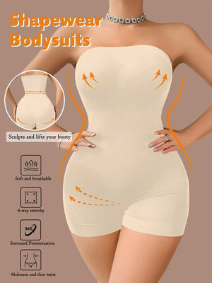 Mujer modelando un body moldeador strapless color beige que define la cintura y levanta los glúteos.