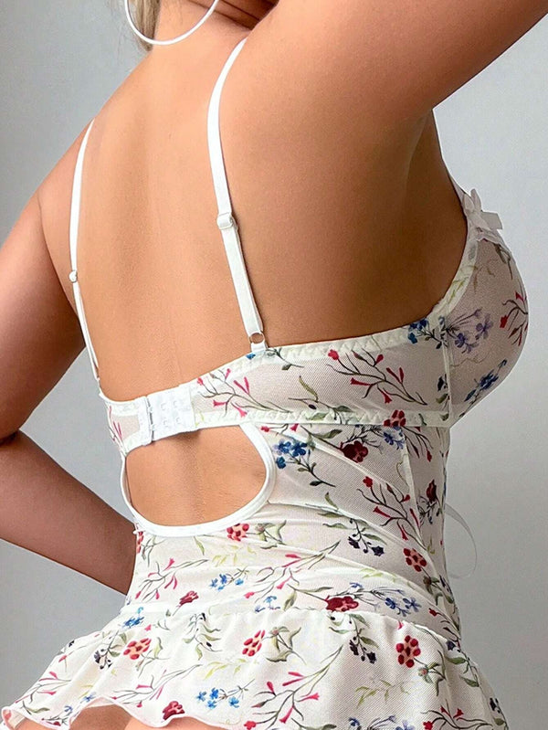 Detalle del encaje en contraste y volantes en el corset