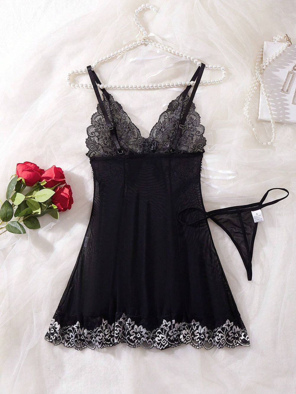 Vestido sexy negro con encaje y lazo, vista frontal.