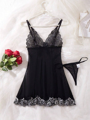 Vista trasera del vestido sexy negro con detalles de encaje.