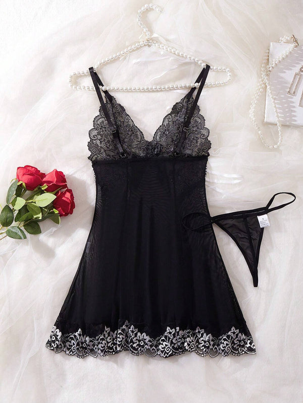 Vista trasera del vestido sexy negro con detalles de encaje.