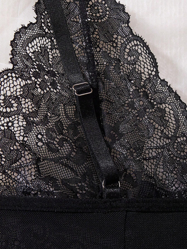 Detalle del lazo decorativo y encaje en contraste del vestido negro.
