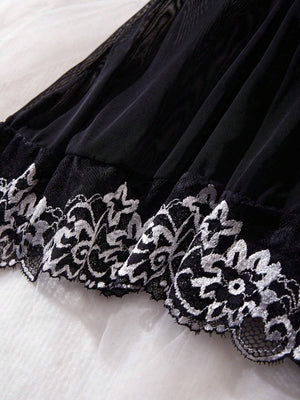 Vista completa del vestido con tangas a juego en color negro.