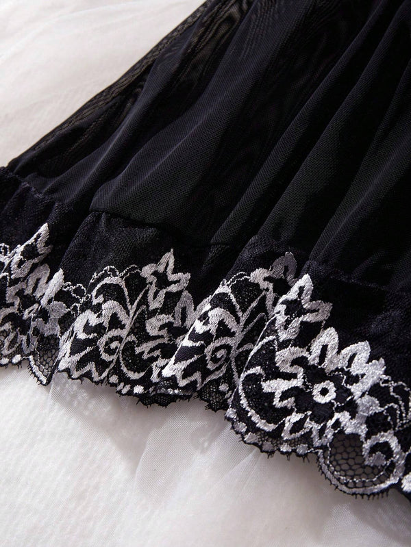 Vista completa del vestido con tangas a juego en color negro.