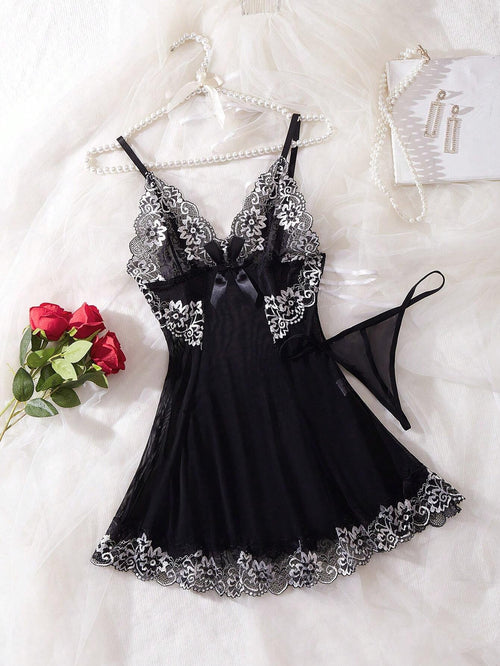 Vestido sexy negro con encaje y lazo, vista frontal.