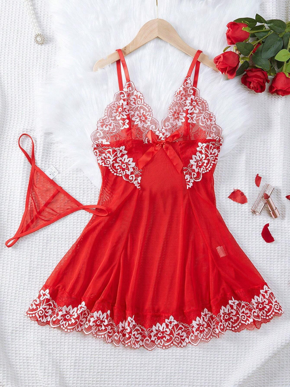 Vestido sexy naranja con encaje y lazo, vista frontal.
