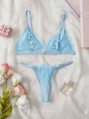 Conjunto sexy celeste de encaje visto desde atrás.