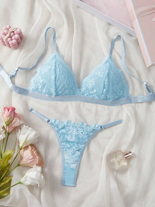 Imagen 1: Conjunto sexy celeste de encaje visto desde el frente.
