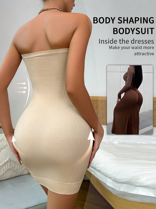 Primer plano del torso de una mujer con el vestido faja strapless, destacando el soporte en el área del busto.