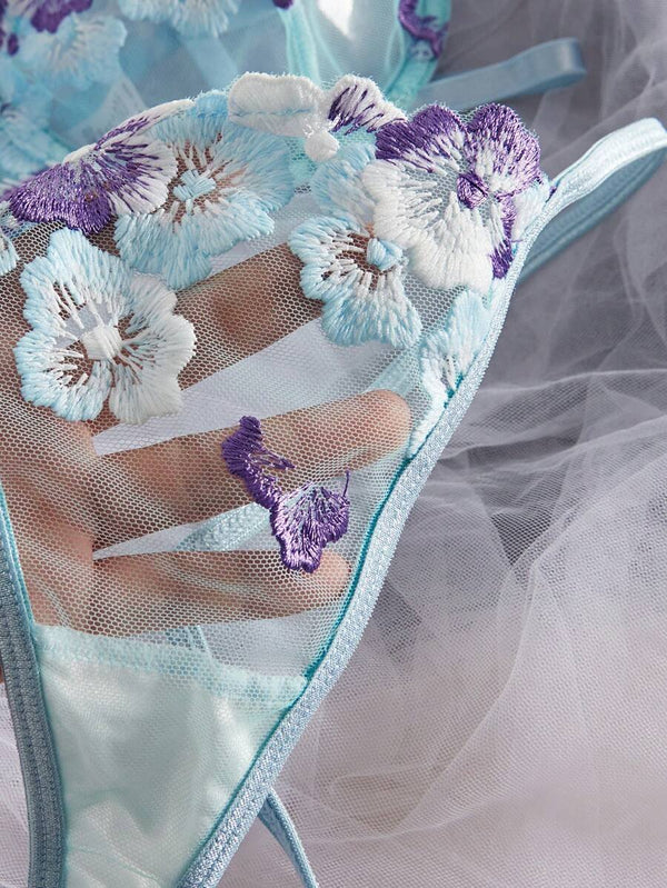 Detalle de las tangas bordadas del conjunto sexy de lencería multicolor.