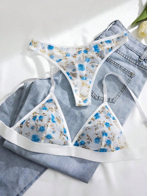 Conjunto floral completo sobre fondo blanco.