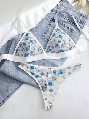 Vista frontal del set floral de sujetador y tangas con estampado de flores azules.