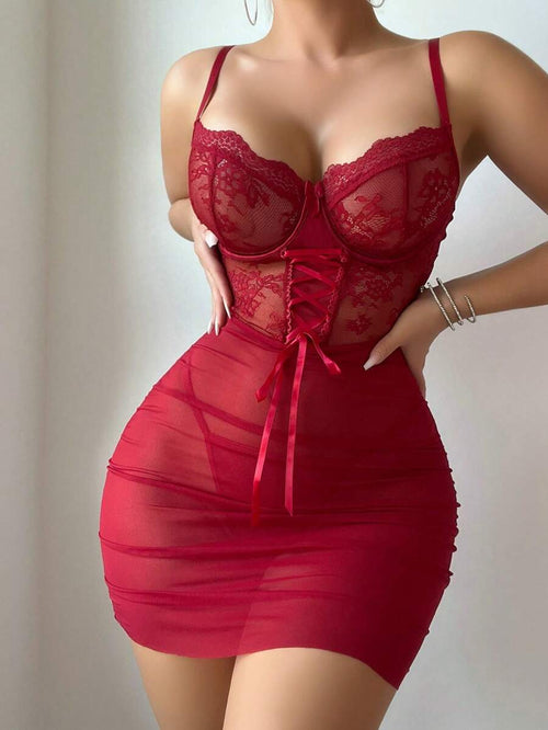 Mujer posando de frente con un conjunto lencero rojo de dos piezas.
