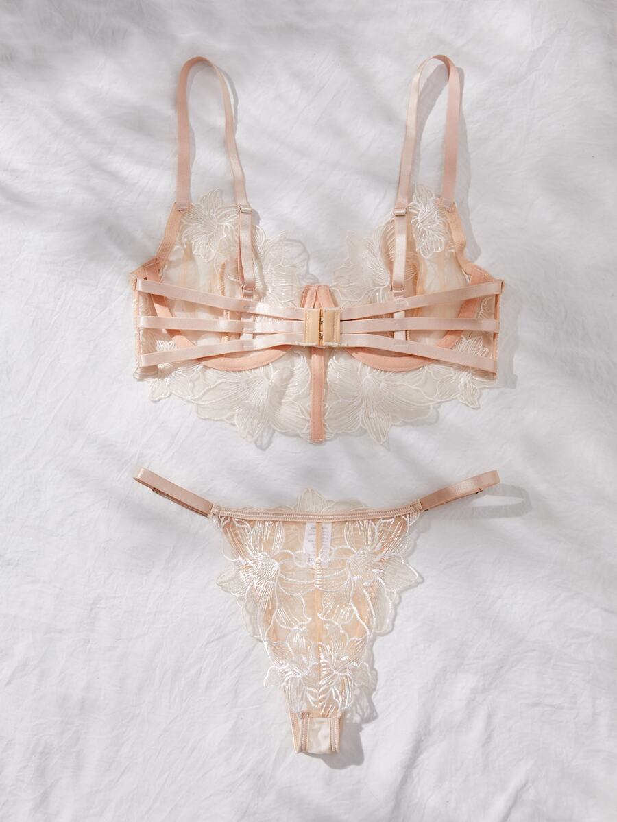 Conjunto de lencería color nude con bordado de flores blancas en tul transparente