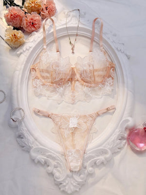 Tanga de tul color nude con bordado floral blanco y tiras laterales regulables