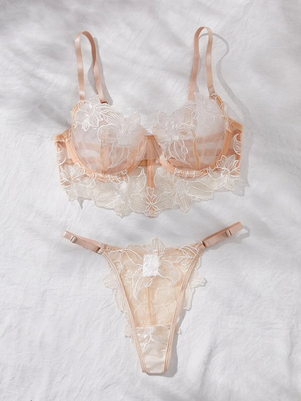 Vista completa de conjunto íntimo femenino en tono nude y blanco de estilo romántico