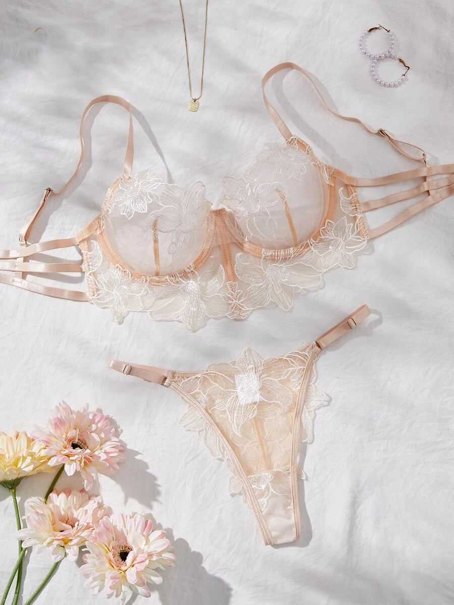 Conjunto de lencería color nude con bordado de flores blancas en tul transparente