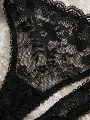 Imagen 3: Textura floral de la braga del Conjunto de Lencería de Encaje.