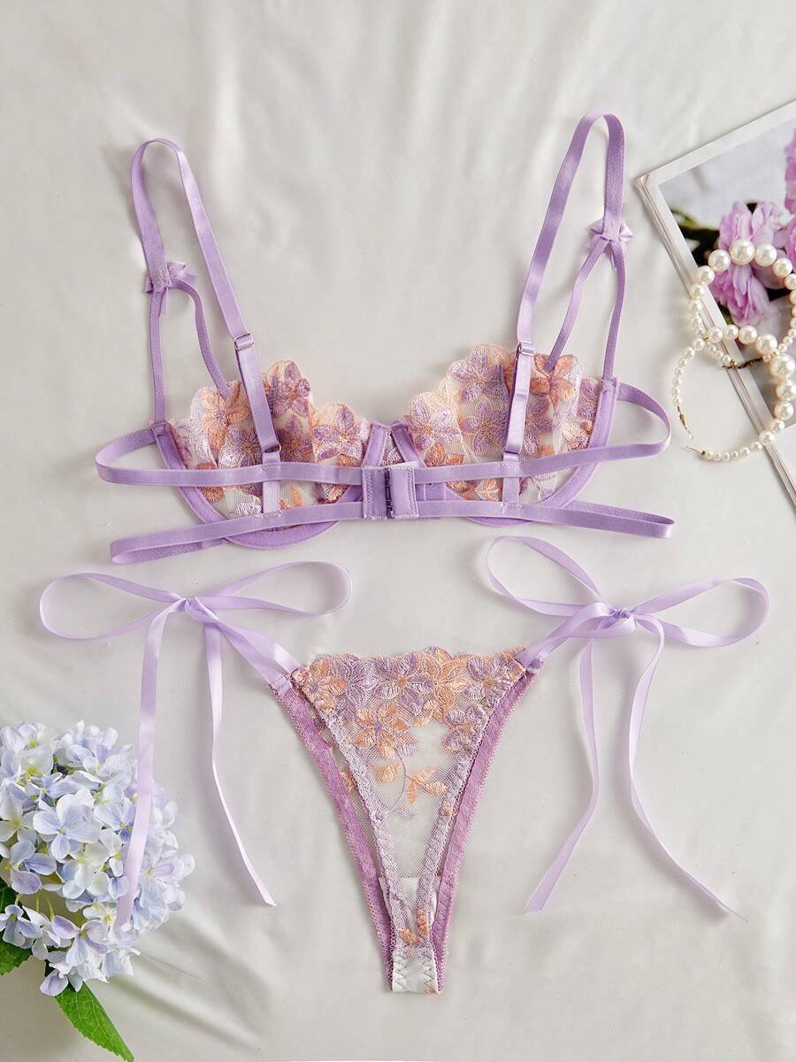 Vista frontal del set de lencería morado con bordado floral y lazos.