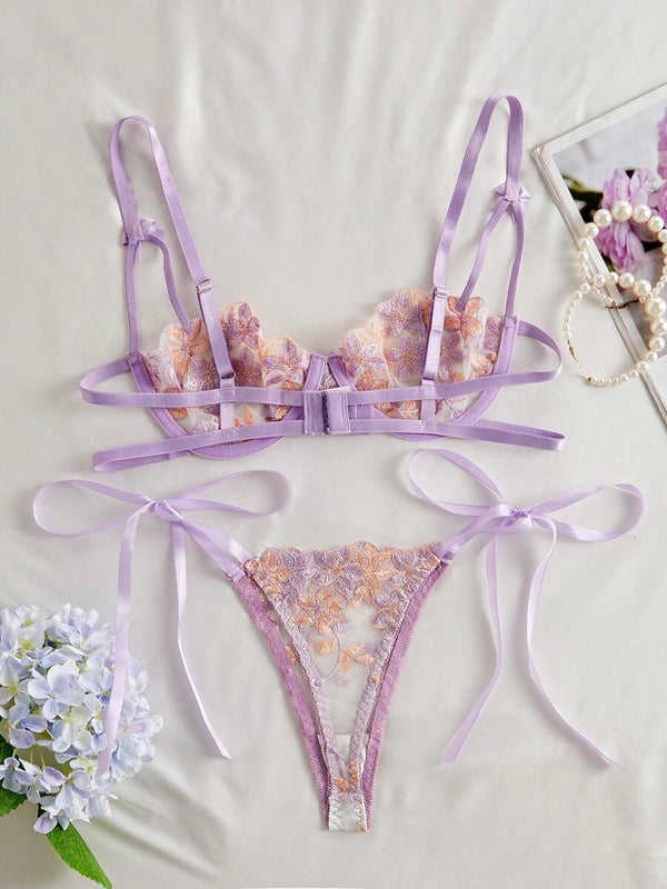 Parte trasera del set de lencería morado con tirantes y transparencias.