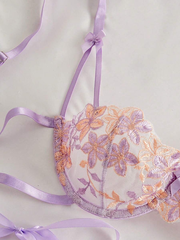 Detalle del sujetador bordado del set de lencería morado