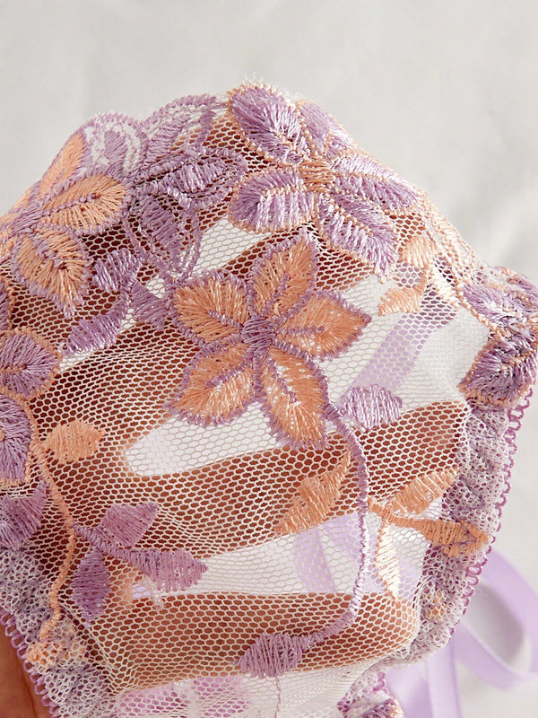 Textura bordada floral en tonos lila y durazno del set morado.