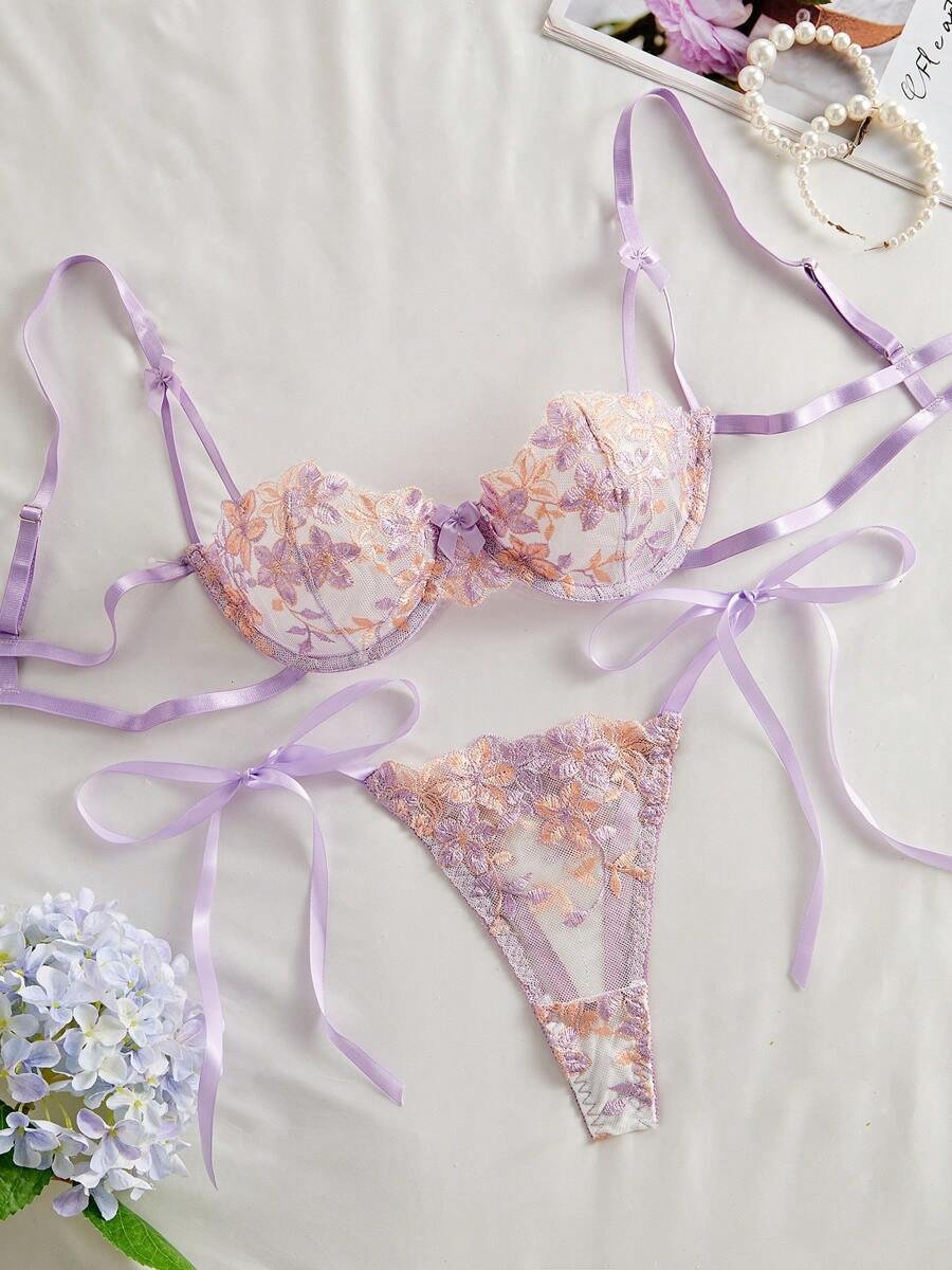 Vista frontal del set de lencería morado con bordado floral y lazos.