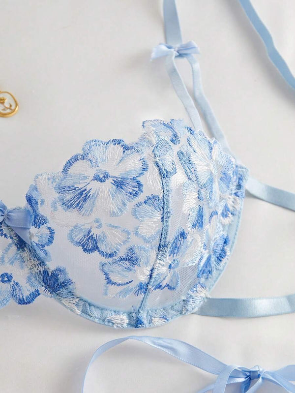 Detalle del sujetador azul con bordado floral