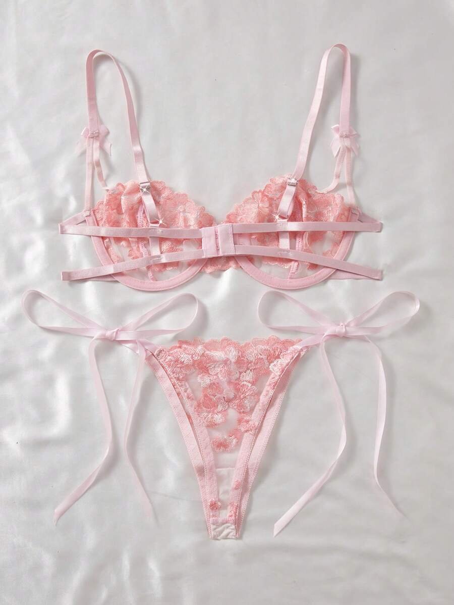 Set de lencería rosa con bordado floral y transparencias