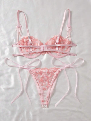 Vista trasera del set de lencería rosa con tirantes ajustables