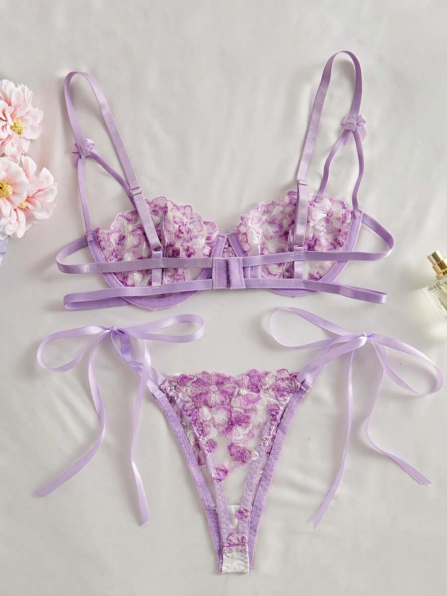 Set de lencería morado con encaje floral y tirantes ajustables