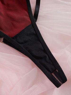 Tanga del Conjunto Burdeos Sexy con tiras decorativas.