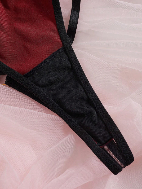 Tanga del Conjunto Burdeos Sexy con tiras decorativas.