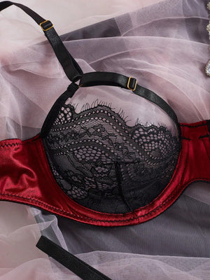 Detalles del encaje y satín del Conjunto Burdeos Sexy.