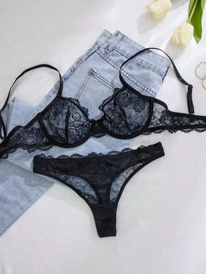 Sujetador negro con encaje transparente y aro, sin almohadillas.