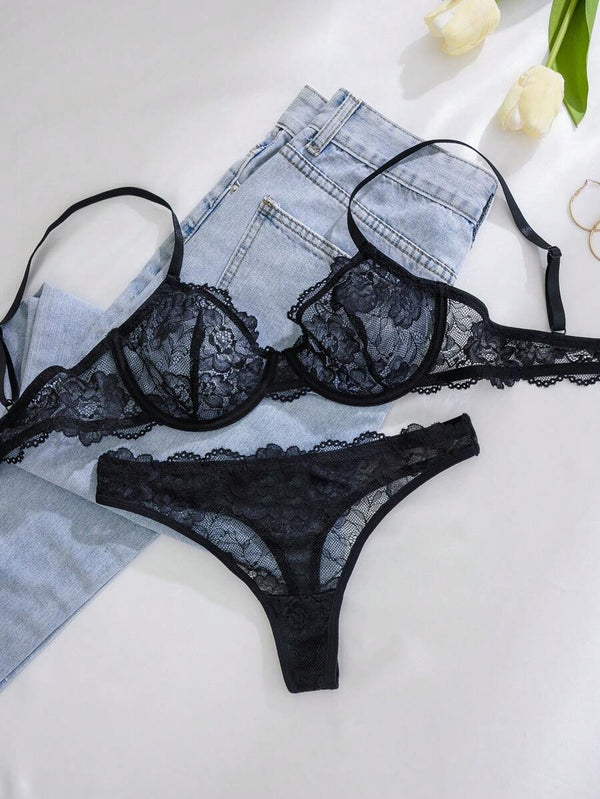 Sujetador negro con encaje transparente y aro, sin almohadillas.