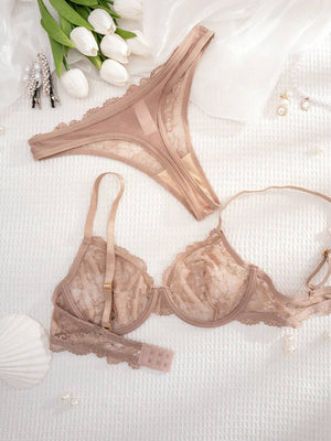 Detalle del brasier de encaje floral color nude con tirantes ajustables y borde festoneado.